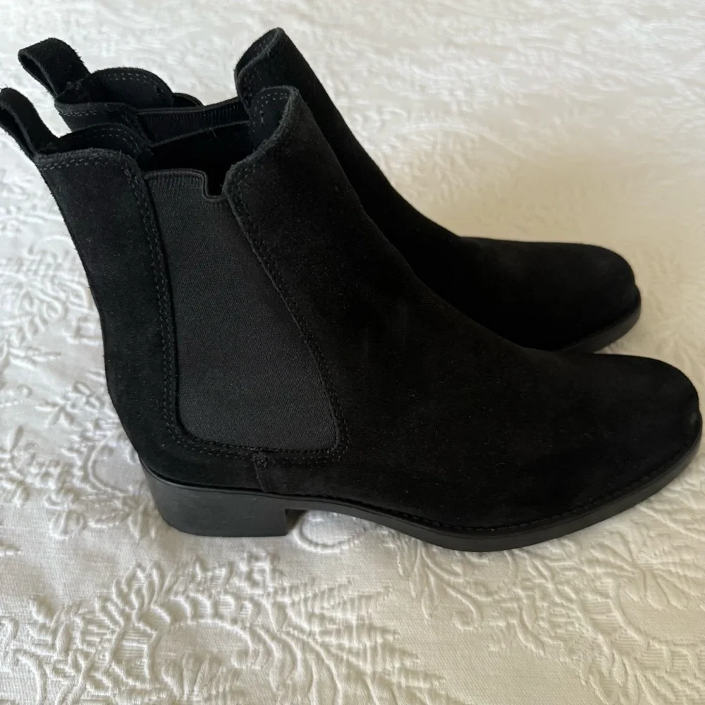 La CANADIENNE Black Suede Ankle Booties size 8.5